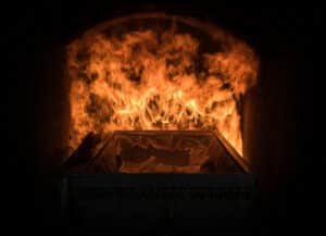 foto di una bara in fase di cremazione