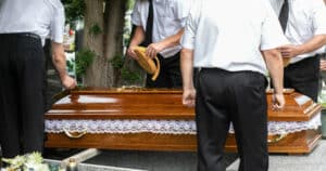 il necroforo si occupa di tutti gli aspetti del funerale