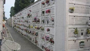 loculi in cimitero italiano