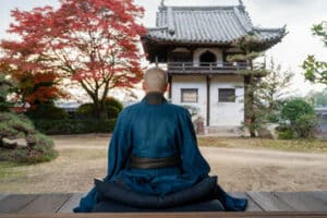 monaco buddista meditazione pre o post funerale