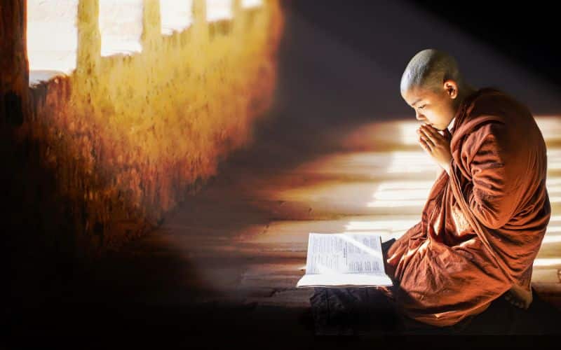 rito funerario di un monaco buddista con meditazione