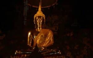 simboli buddisti e statua di budda