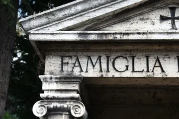 tomba cimitero cappella per una famiglia